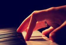 塞尔维亚国际足球队球员遭遇伤病危机:从赛场震荡到重建希望